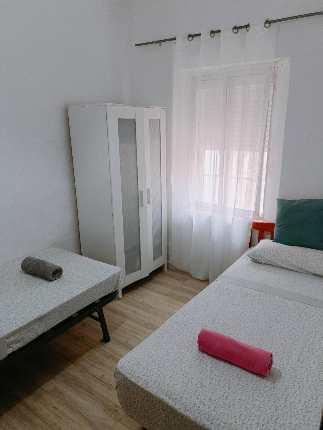 8 Mins Walk To Train Station Low Cost Youth Hostel Seville Ngoại thất bức ảnh